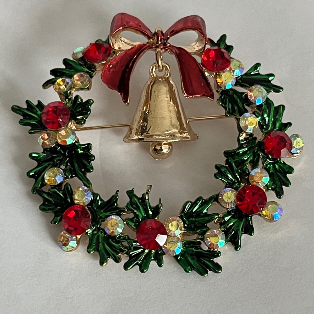Festive Wreath Brooch with Red & Clear Rhinestones Gold Bell Enamel Greens& Bow - Picture 1 of 1